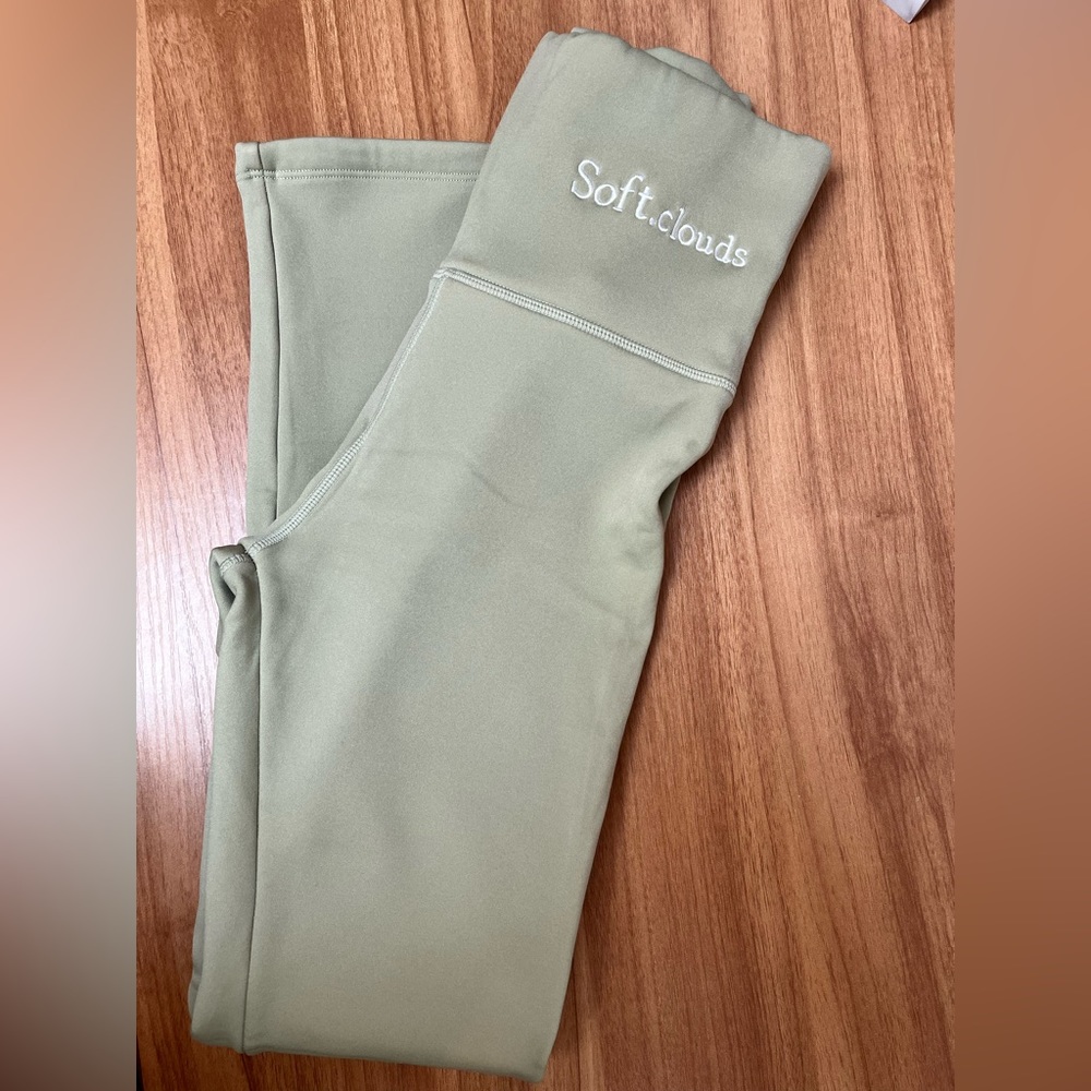 Soft clouds ultra plush leggings size small. NBW. Light sage green color.